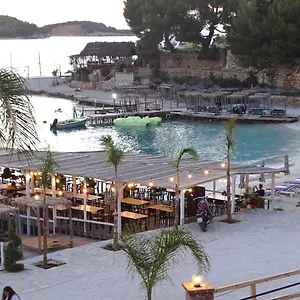 Melina's Seaside Retreat Apart Otel